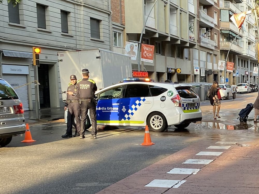 Coche patrulla de la policía local española en la calle